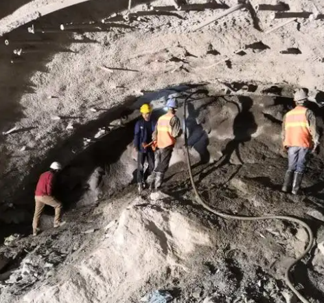 白云拱顶带模注浆料的施工流程及注意事项